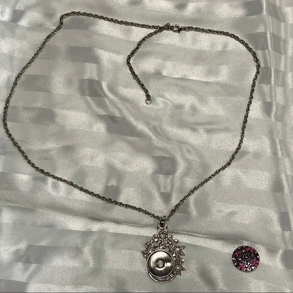 Snap Necklace of silver tone metal & clear stones on silver double linked chain - Picture 5 of 5